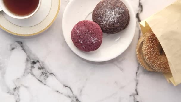 Ovanifrån av hand plocka choklad cookies på trä bakgrund — Stockvideo