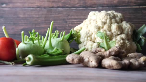 Selección de alimentos saludables con verduras frescas en la mesa con espacio para copiar — Vídeo de stock