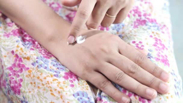 Mujer aplicando crema de belleza en la piel en casa vista superior — Vídeos de Stock