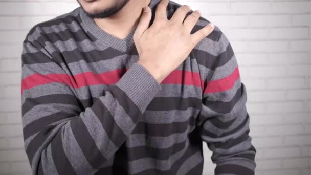 Чоловік страждає від болю в шиї або плечах вдома . — стокове відео