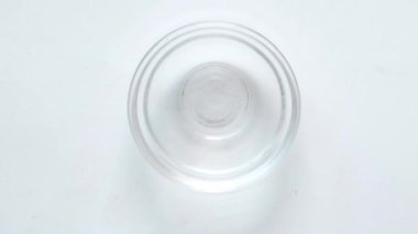 Tıbbi hapları ve kapsülleri beyaz arka planda küçük bir kapta kapat. 