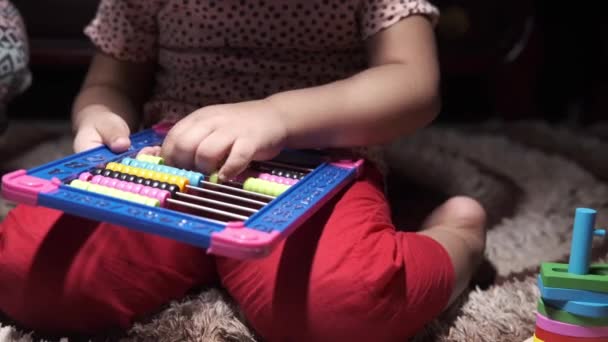 Kleinkind spielt mit Rechenspielzeug . — Stockvideo