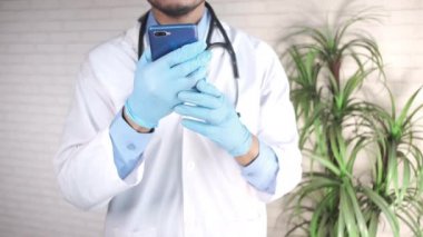 Doktorlar akıllı telefon kullanarak koruyucu eldivenler veriyorlar..