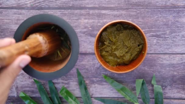 El cuenco de madera con henna rehidratada en la mesa — Vídeo de stock