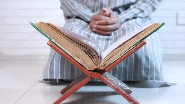 Muslim man sitting floor reading Libro Sagrado Corán — Vídeos de Stock