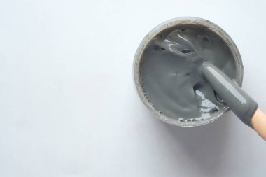 Beyaz arkaplandaki kabın içindeki baloncuk maskesi 