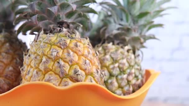 Närbild av färsk ananas i skål på bordet — Stockvideo