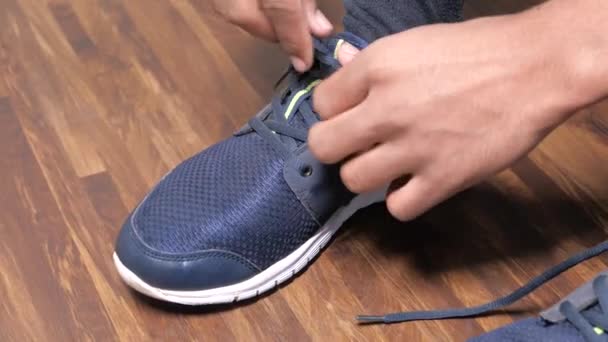 Mladý muž vázání jeho boty — Stock video