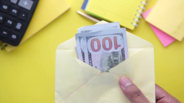 Persoon hand steken contant geld in een envelop. — Stockvideo