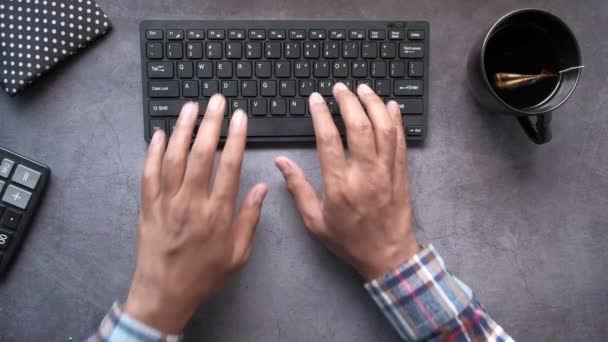 Uomo che soffre dolore in mano bianco digitando sulla tastiera — Video Stock