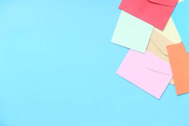 Mavi arkaplanda kopyalama alanı olan renkli bir zarf.