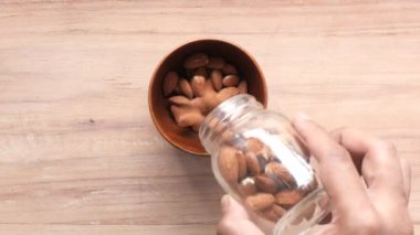 Masanın üstündeki kasede işlenmiş bezelye fıstığı. .