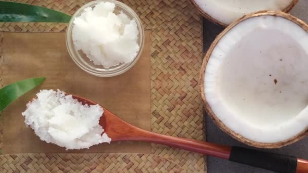 Sked med kokosolja och nöt på svart bakgrund — Stockvideo