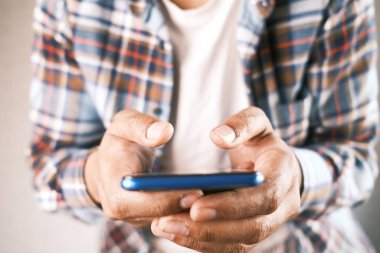 Akıllı telefon kullanarak genç adamın elini kapat..