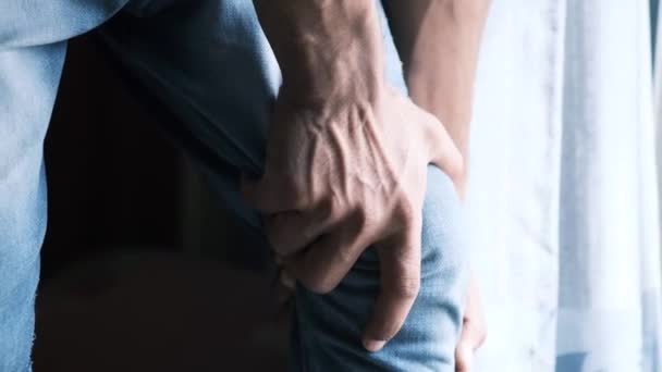 Detailní záběr na muže trpícího bolestí kolenního kloubu — Stock video