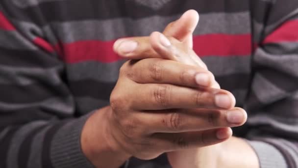 Нервная рука молодого человека — стоковое видео