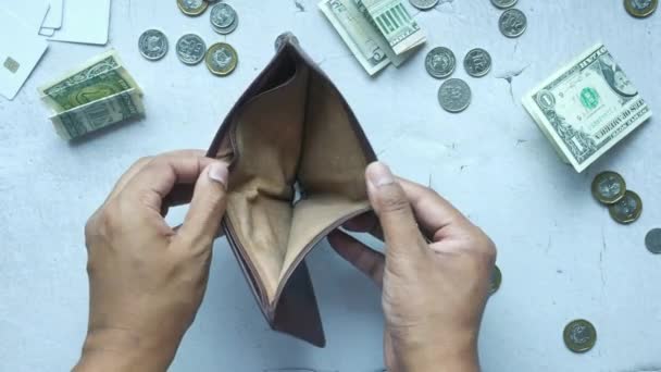 Homme main ouverte un portefeuille vide avec espace de copie. — Video