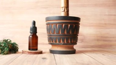  yeşil yapraklı cam bir şişede gerekli okaliptüs yağları 