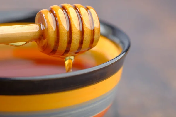 Zblízka čerstvého medu s lžící na stole — Stock fotografie