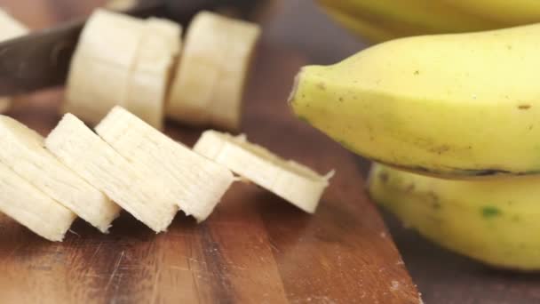 Großaufnahme einer frischen Banane in einer Schüssel auf dem Tisch . — Stockvideo