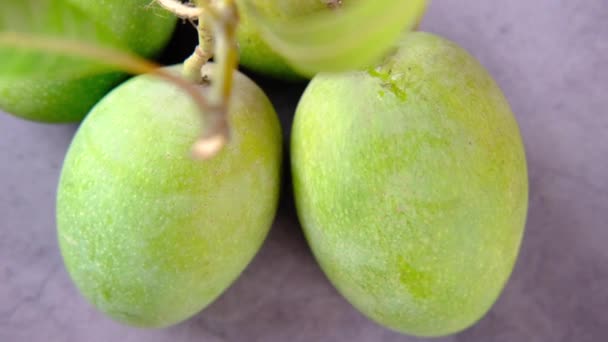 Mango verde fresco sobre fondo negro arriba hacia abajo. — Vídeo de stock