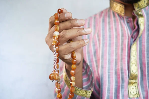 Homem muçulmano manter a mão em gestos de oração durante o ramadã, Close-up — Fotografia de Stock