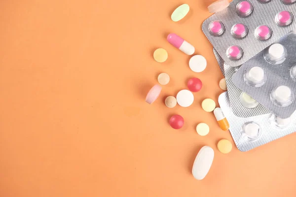 Närbild av många färgglada piller och kapslar — Stockfoto