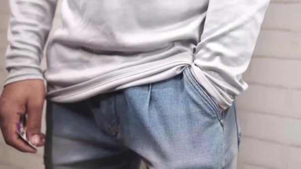 Joven muestra el bolsillo del pantalón vacío con espacio para copiar — Vídeo de stock