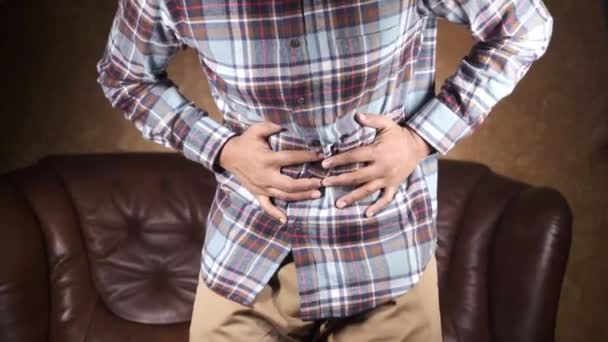 Mladý muž trpící bolestí břicha zblízka. — Stock video