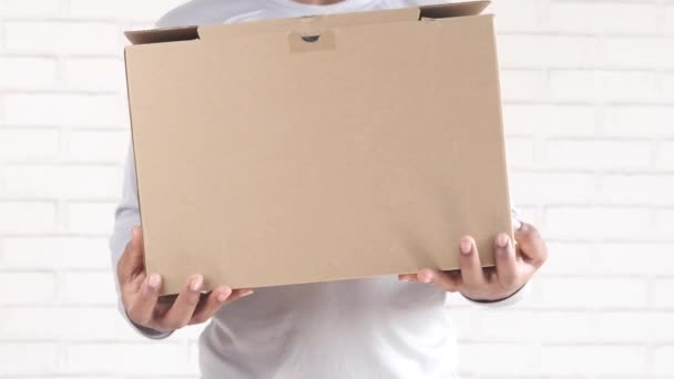 Man hand opening a cardboard close up — стоковое видео