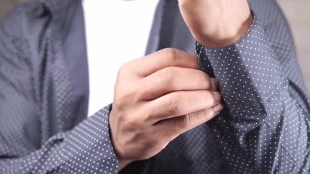 Uomo abbottonando la camicia da vicino — Video Stock