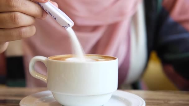 Person hand rör kaffe med sked. — Stockvideo