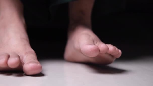 Mujeres jóvenes moviendo los pies en el suelo de cerca — Vídeos de Stock