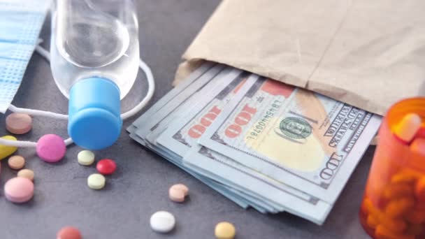 Concepto de costo de atención médica con nosotros dólar, contenedor y pastillas en la mesa — Vídeos de Stock