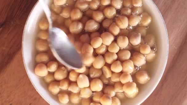 Garbanzos en un tazón sobre fondo blanco — Vídeos de Stock