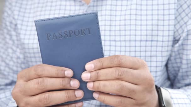 Mano sosteniendo pasaporte de color azul con espacio vacío — Vídeos de Stock