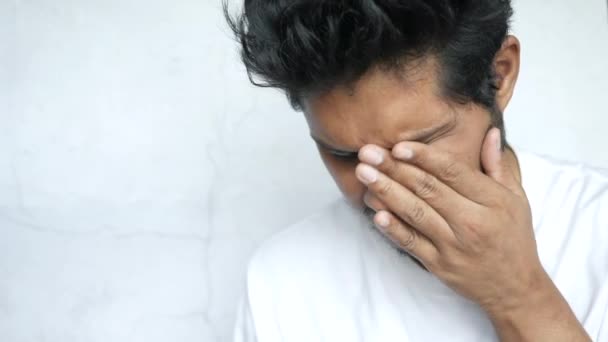 Крупный план расстроенного человека, страдающего от сильной боли в глазах — стоковое видео
