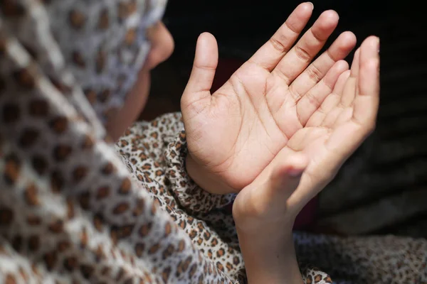 Visão traseira de mulheres muçulmanas mão orando à noite — Fotografia de Stock