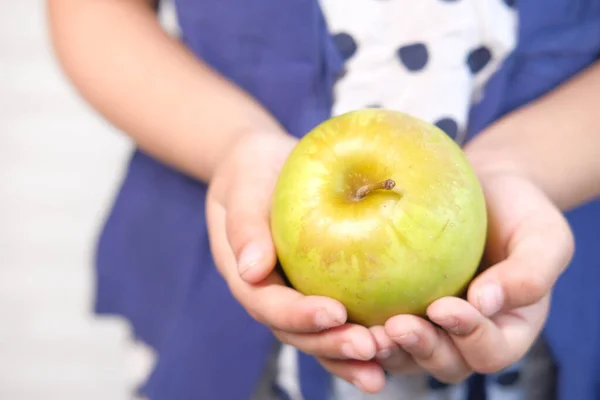 Barn flicka grönt äpple på vit bakgrund — Stockfoto