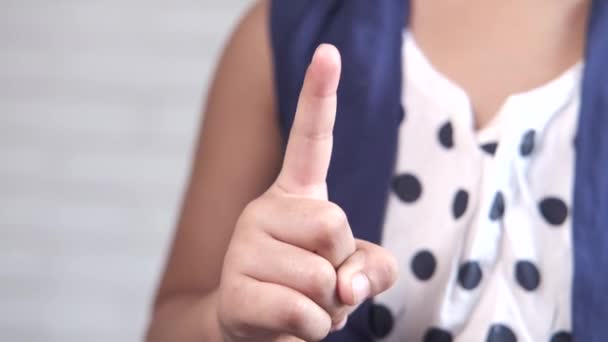 Dedo índice de mano infantil apuntando hacia arriba. — Vídeos de Stock