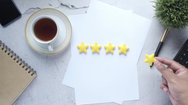 Klantbeoordeling concept met Rating golden stars on table — Stockvideo