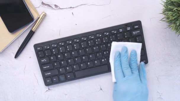 青いゴム手袋と白い組織消毒キーボードで手 — ストック動画