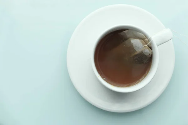 Té verde con bolsa de té sobre fondo de azulejos — Foto de Stock
