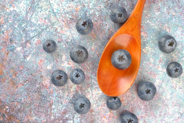 Fruta de bayas azules frescas en cuchara en la mesa — Foto de Stock