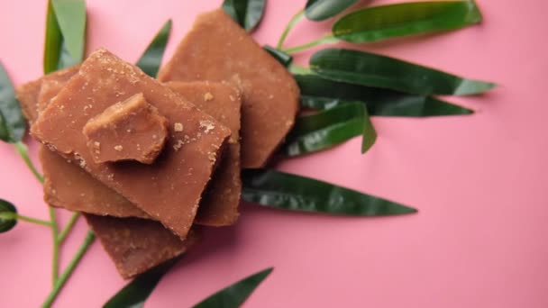 Pile de Jaggery traditionnel cube de sucre de canne sur la table — Video