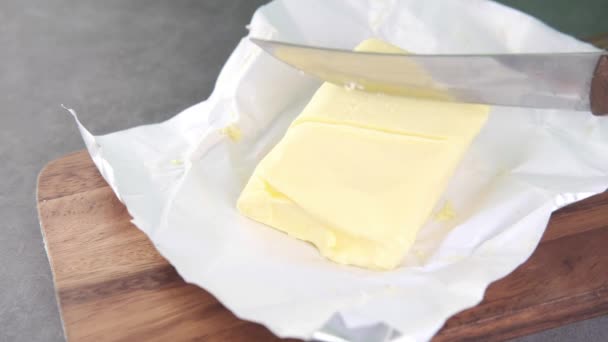 まな板でバターを切る. — ストック動画