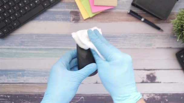 Main en gants de caoutchouc bleu et tissu blanc désinfectant souris d'ordinateur — Video