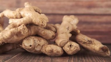 Kızıl saçlıları doğrama tahtasında kapat.