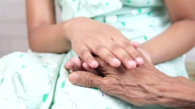 Son sınıf kadınlarının elini tutan çocuğun elini kapatıyoruz. 