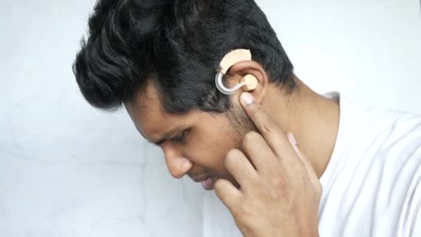 Concept d'aide auditive, un jeune homme ayant des problèmes auditifs. — Video